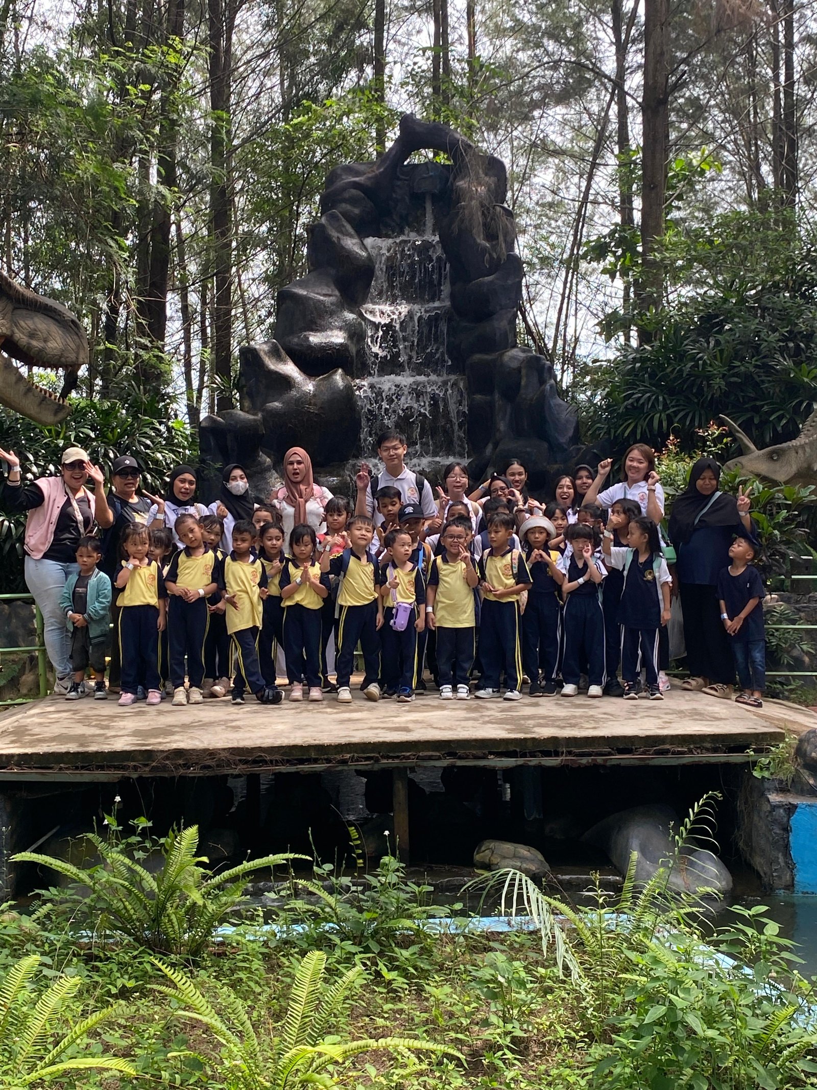 Murid berfoto di kegiatan luar sekolah