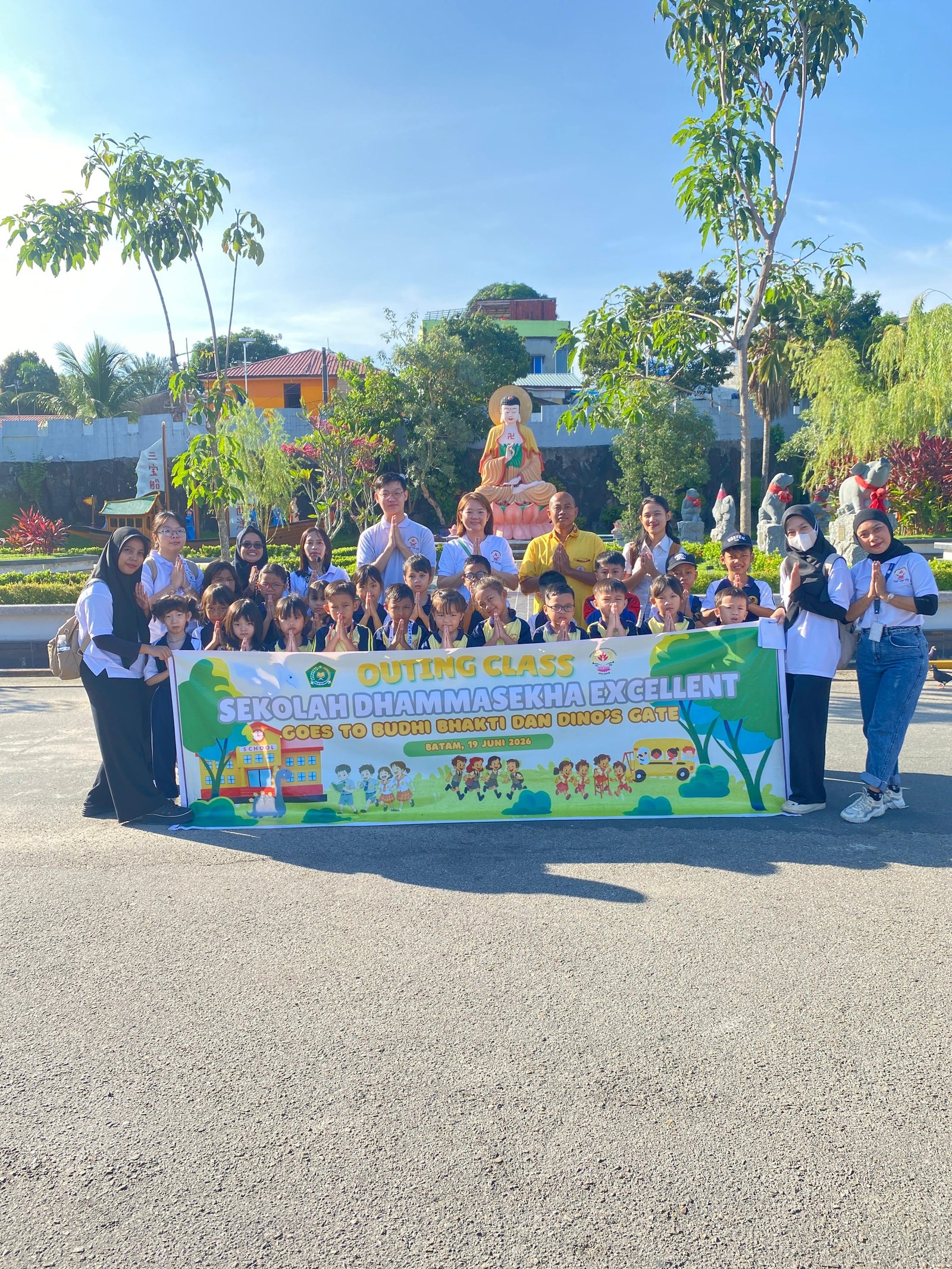 Murid dan guru membawa spanduk kegiatan