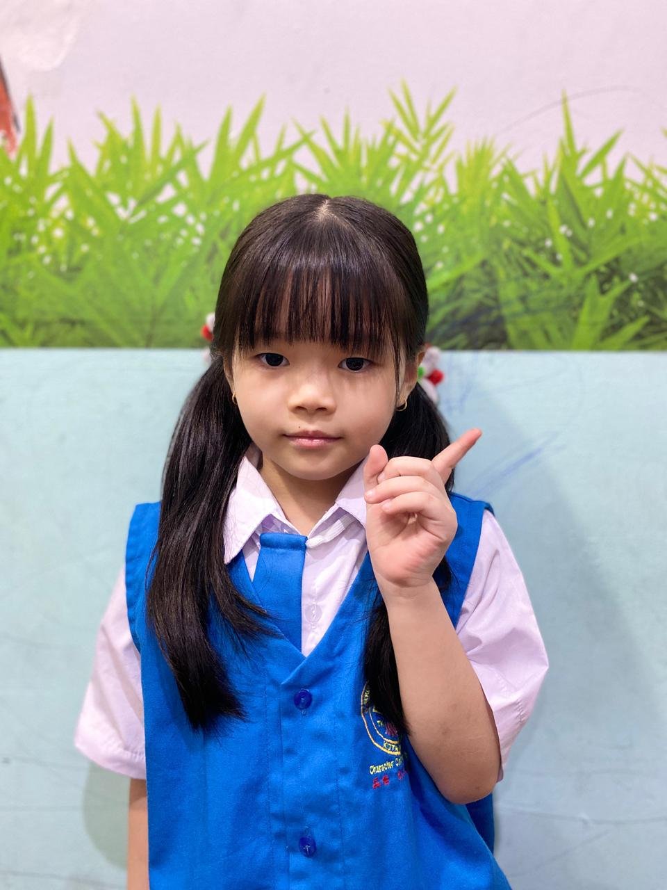 Chloe tersenyum